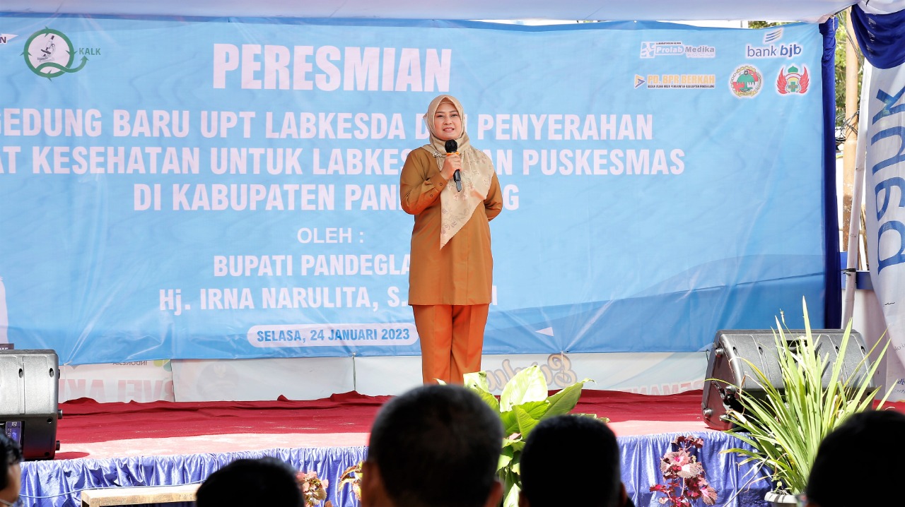 Bupati Pandeglang Irna Narulita saat meresmikan Gedung Unit Pelayanan Teknis (UPT) Laboratorium Kesehatan Daerah (Labkesda).