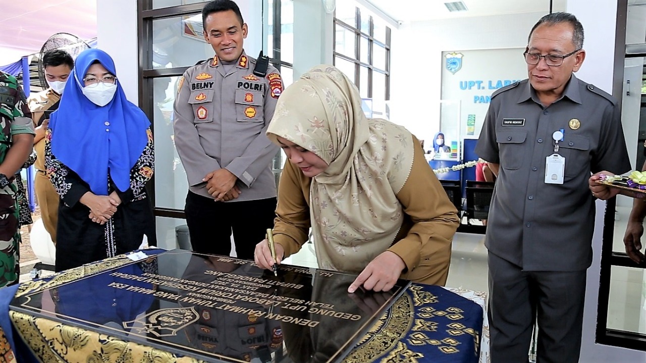 Bupati Pandeglang Irna Narulita meresmikan Gedung Unit Pelayanan Teknis (UPT) Laboratorium Kesehatan Daerah (Labkesda).