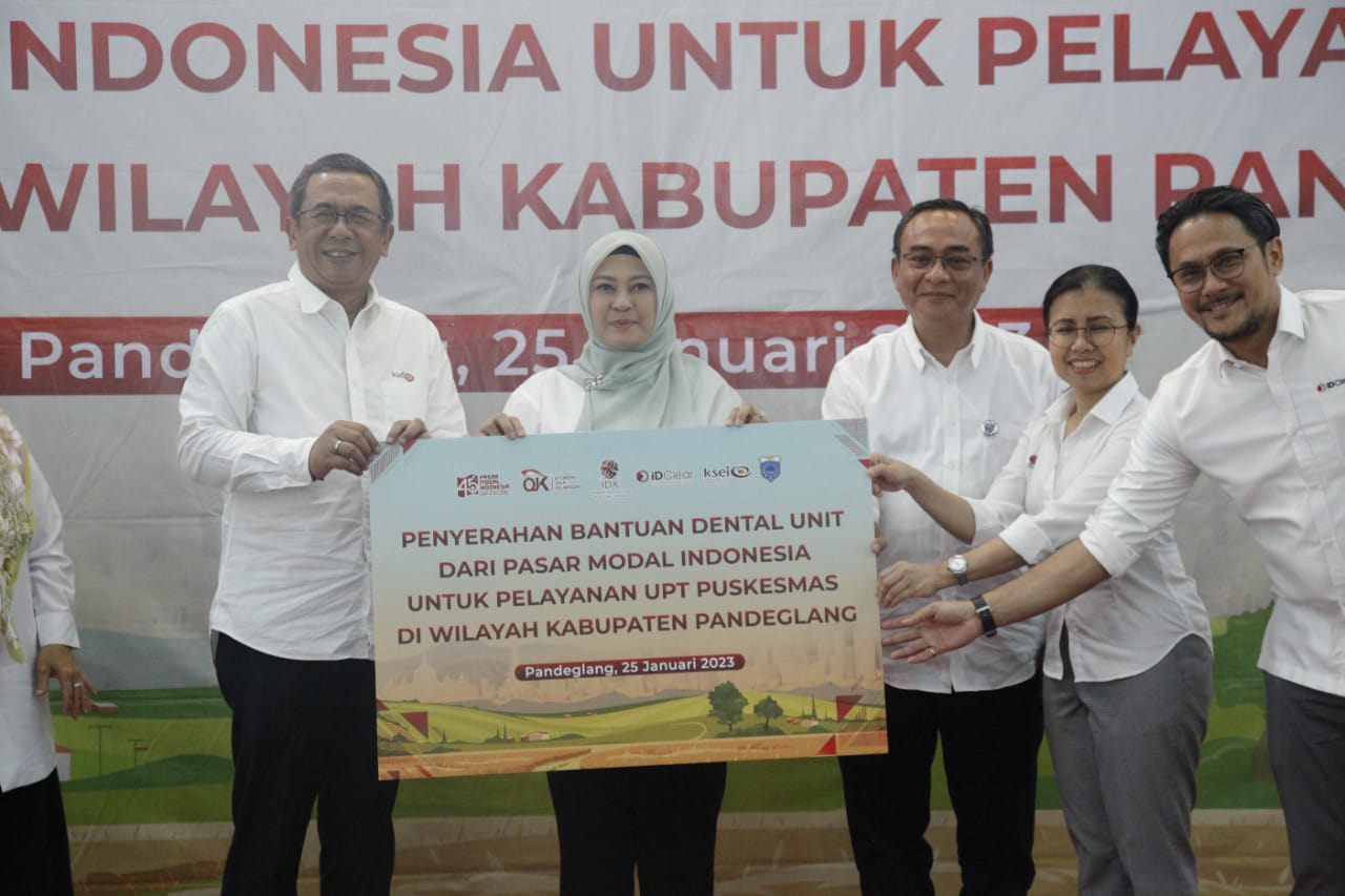 Bupati Pandeglang Irna Narulita saat menerima bantuan alat kesehatan berupa set Dental Unit dari Pasar Modal Indonesia.