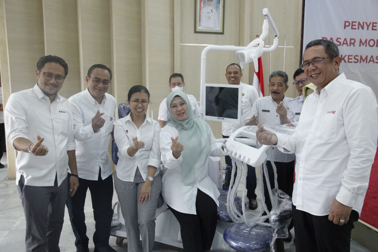 Bupati Pandeglang Irna Narulita saat menerima bantuan alat kesehatan berupa set Dental Unit dari Pasar Modal Indonesia.