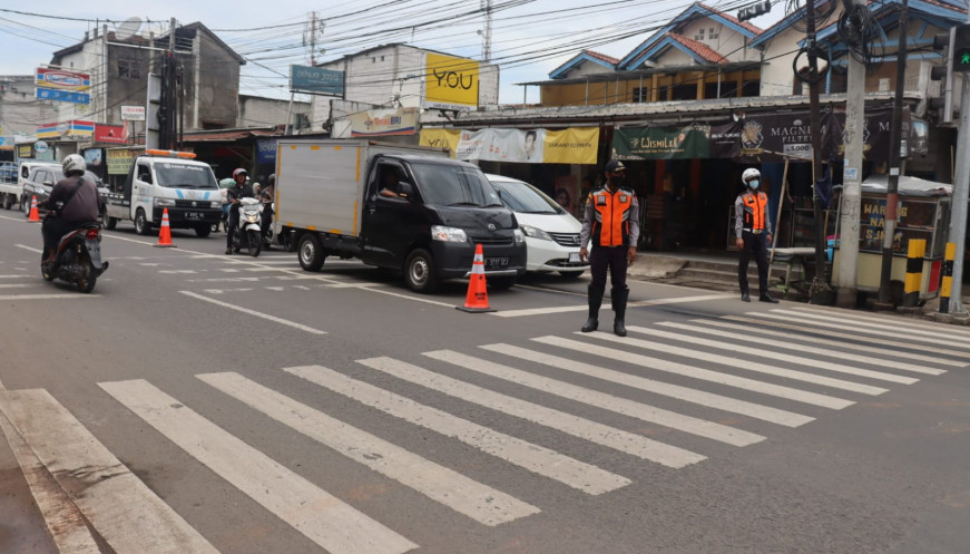 Tampak petugas Dishub saat melakukan penertiban lalu lintas di jalan raya pasar kemis.