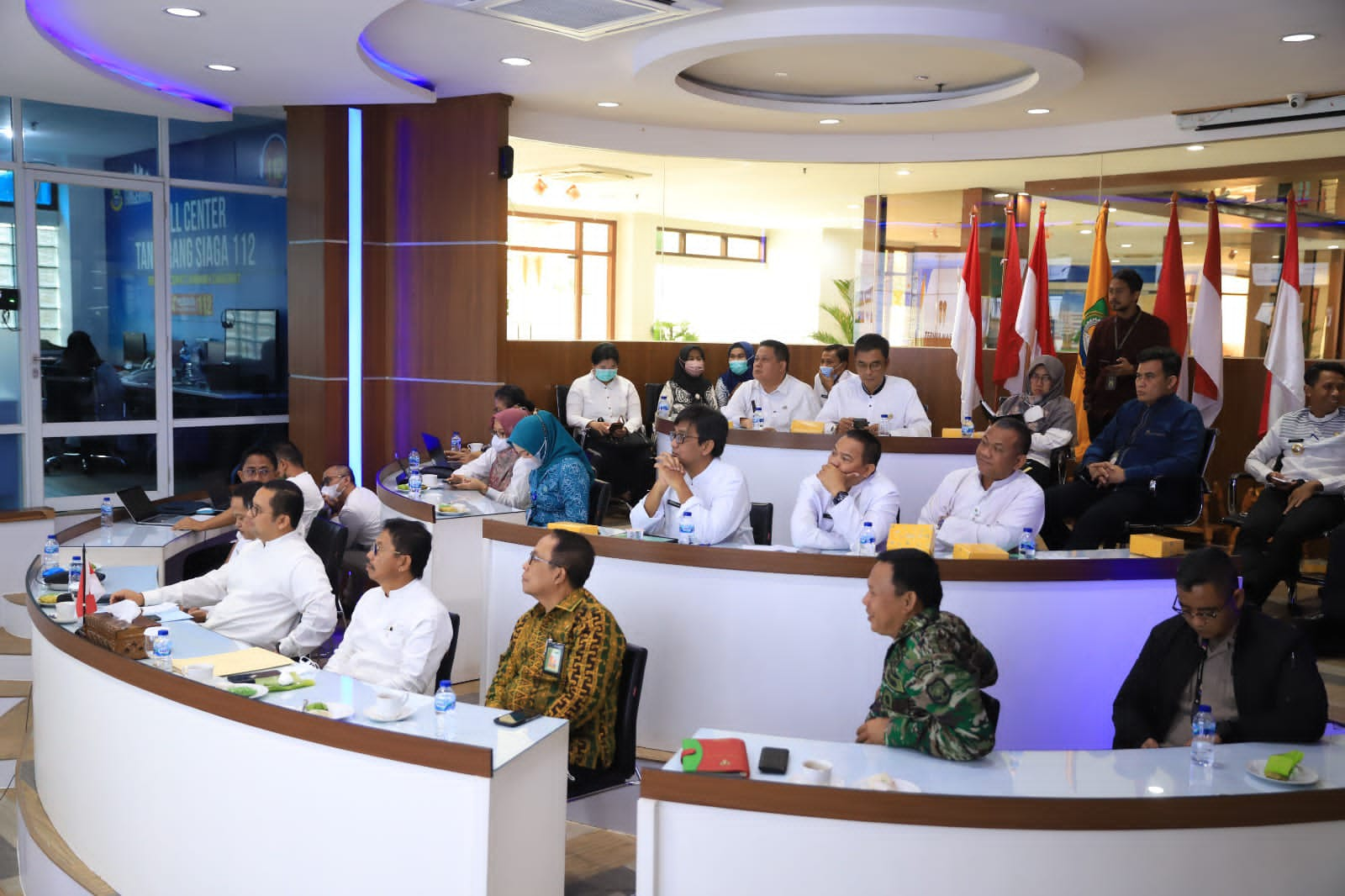 Pejabat Pemkot Tangerang saat mengikuti rapat secara daring terkait percepatan penurunan stunting dan penghapusan kemiskinan dengan Kemenko PMK RI.