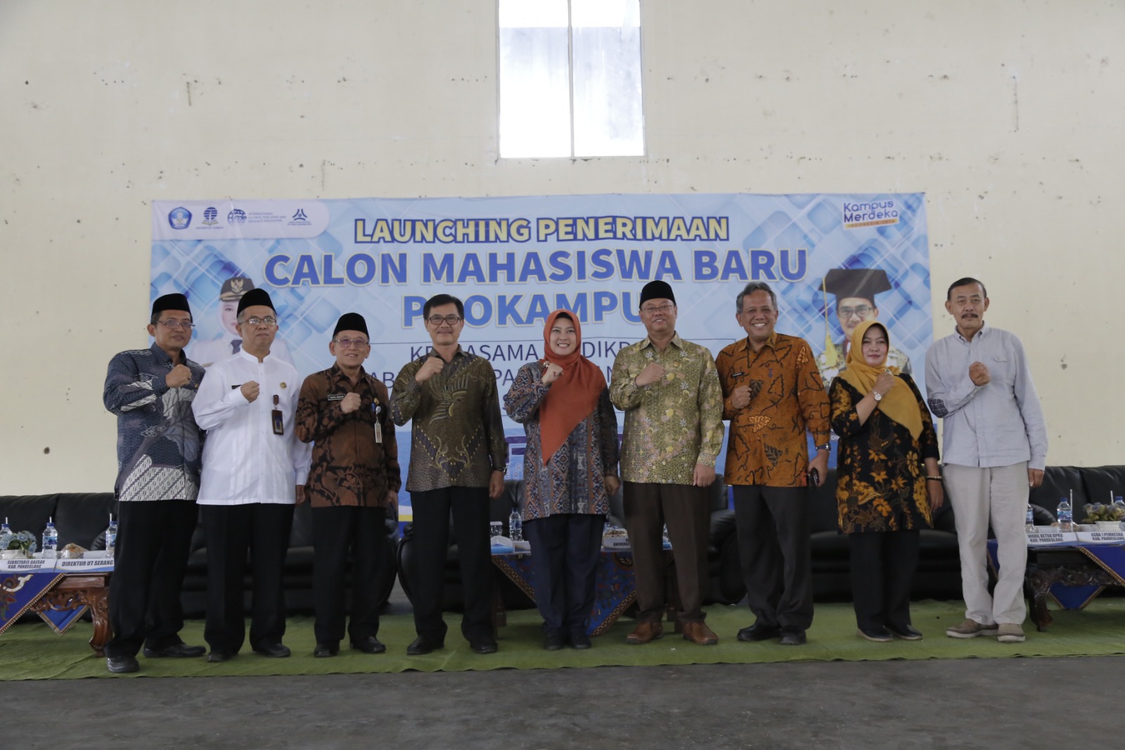 Bupati Irna bersama Rektor Universitas Terbuka Serang Prof Dr. Ojat Darojat dan jajarannya.