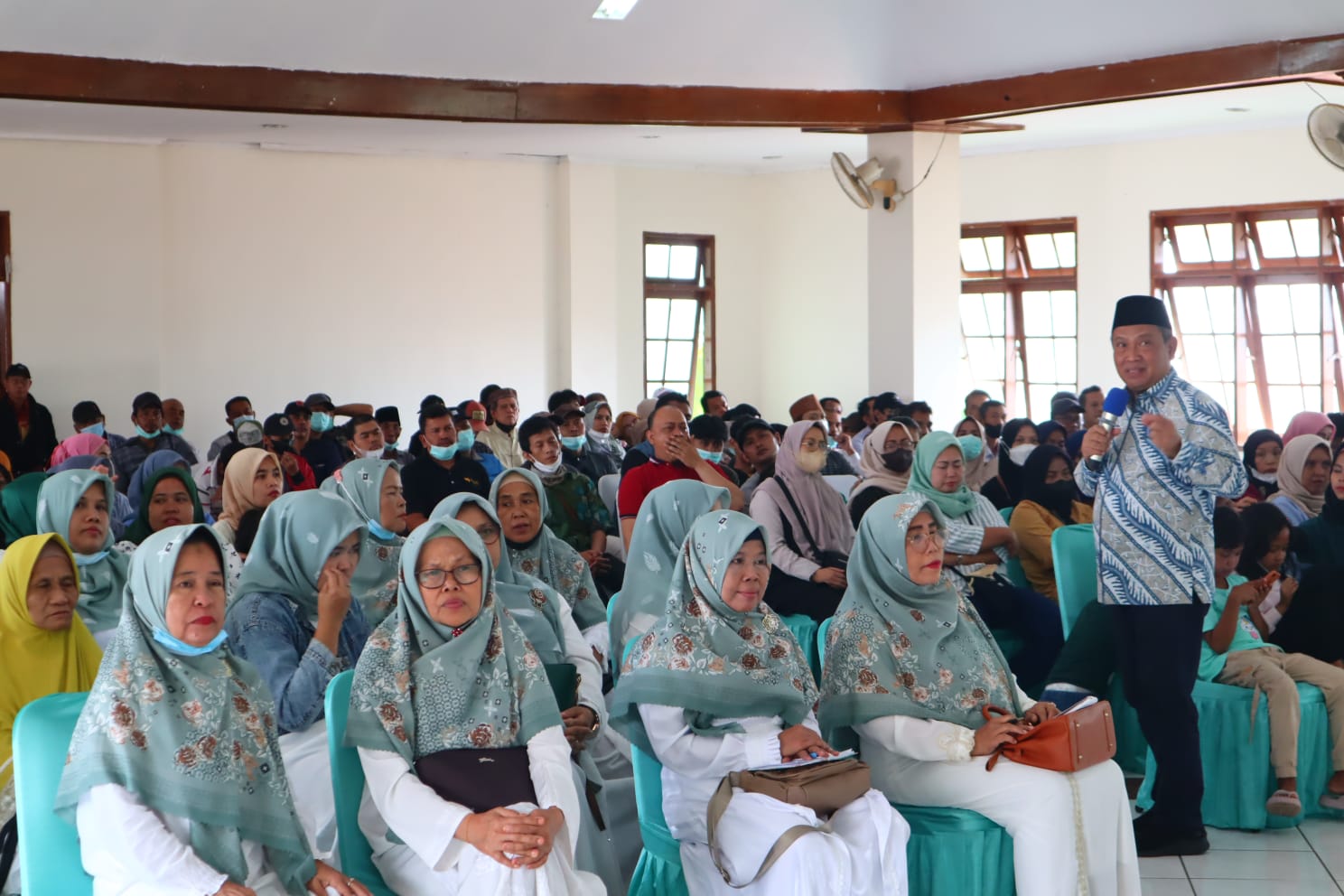 Dewan Muhammad Rizal saat menyampaikan materi sosialisasi kepada masyarakat.