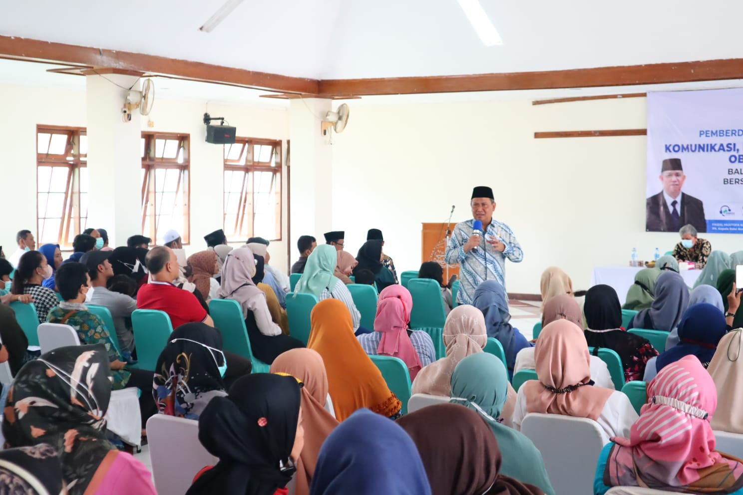 Dewan Muhammad Rizal saat menyampaikan materi sosialisasi kepada masyarakat.