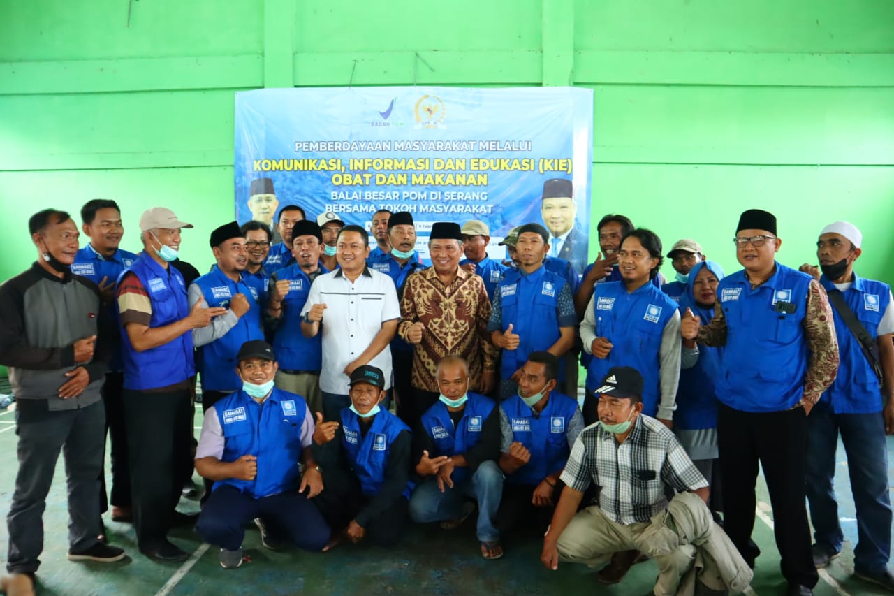 Dewan Muhammad Rizal saat foto bersama masyarakat.