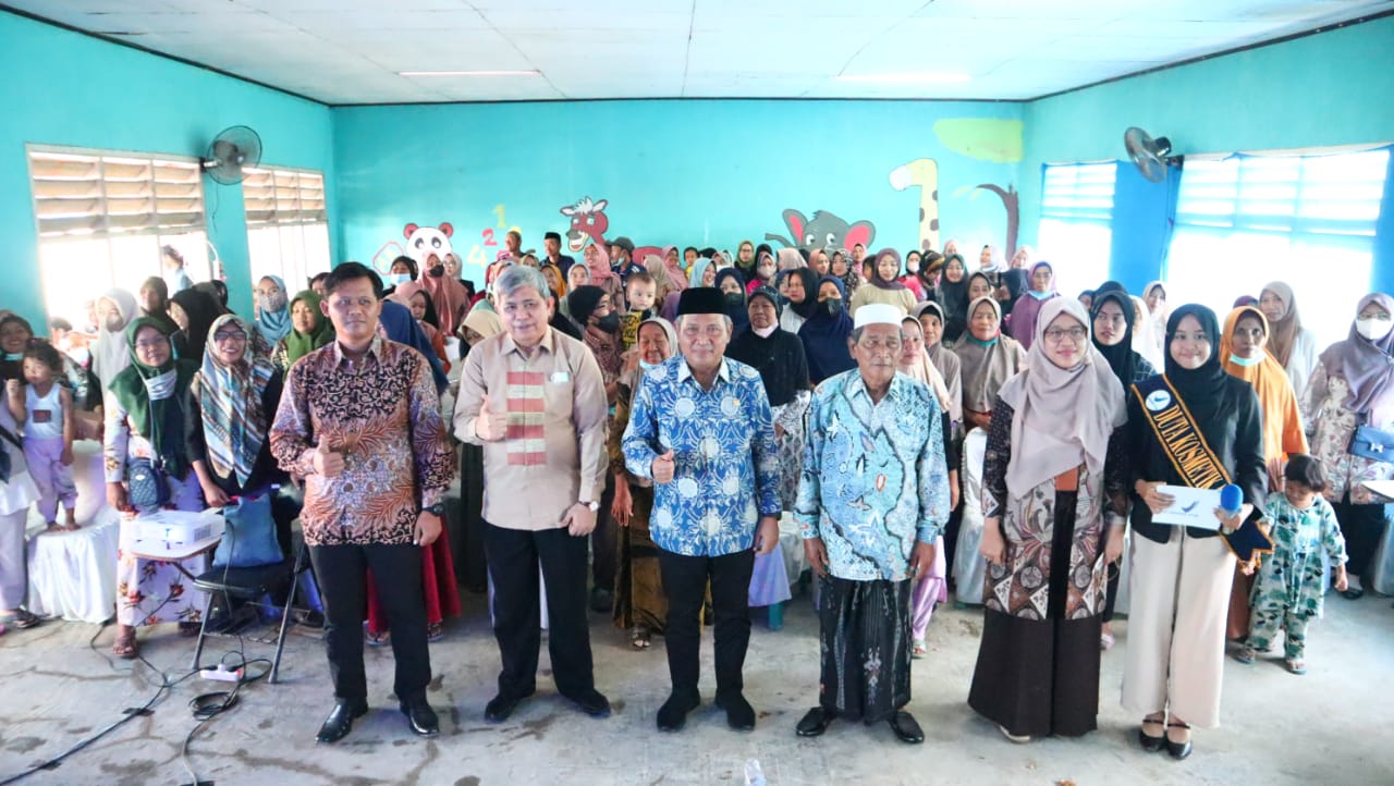 Dewan Muhammad Rizal saat berfoto bersama masyarakat.