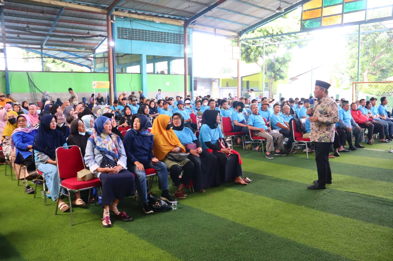 Dewan Muhammad Rizal saat menyampaikan materi sosialisasi ke masyarakat.