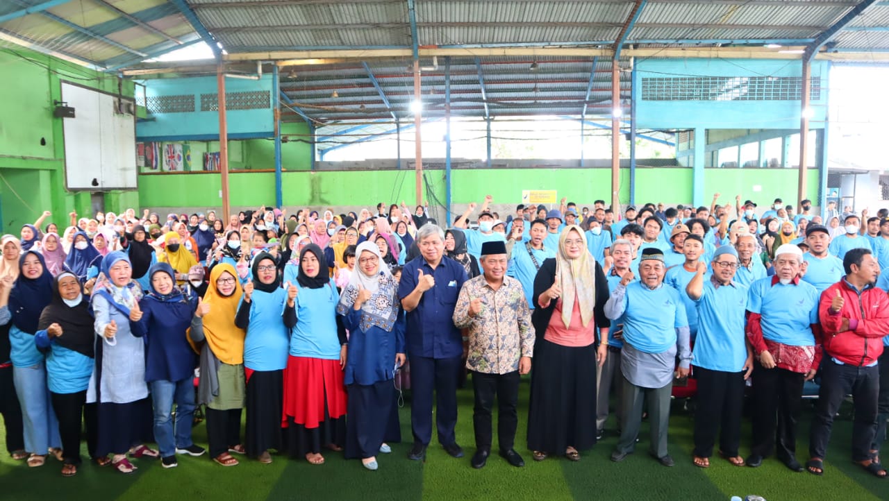 Dewan Muhammad Rizal dan narasumber saat berfoto bersama masyarakat.