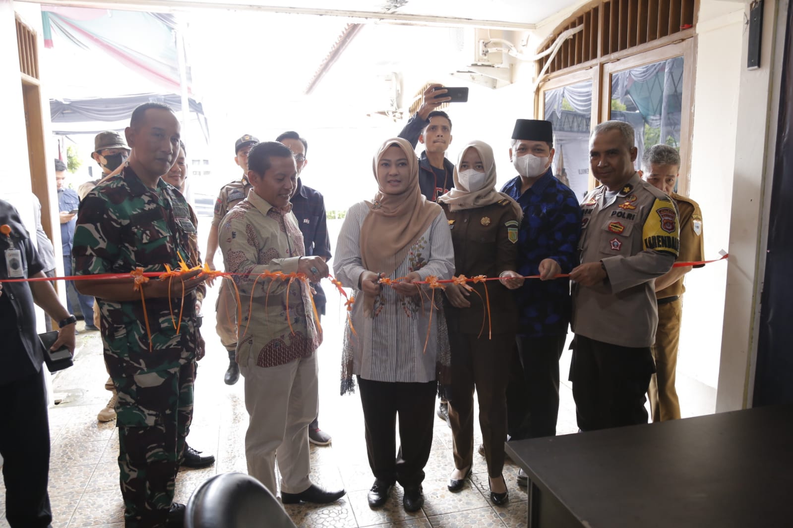 Bupati Irna saat menggunting pita simbolis launching komunitas digital di Bawaslu Pandeglang.