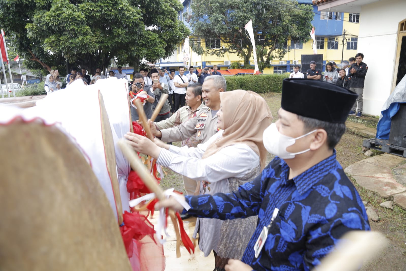 Bupati Irna saat simbolis menabuh bedug.