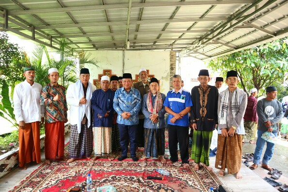 Dewan Muhammad Rizal saat bersama para kiai dan Ulama