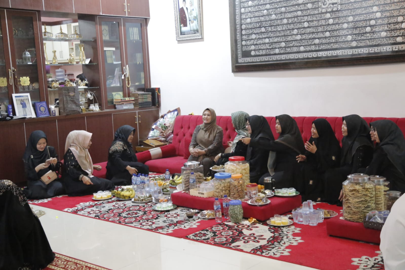 Bupati Pandeglang Irna Narulita saat bersama keluarga besar K.H. Ahmad Sulala Sanusi di Kampung Ciliang, Kelurahan Kadumerak, Kecamatan Karangtanjung.