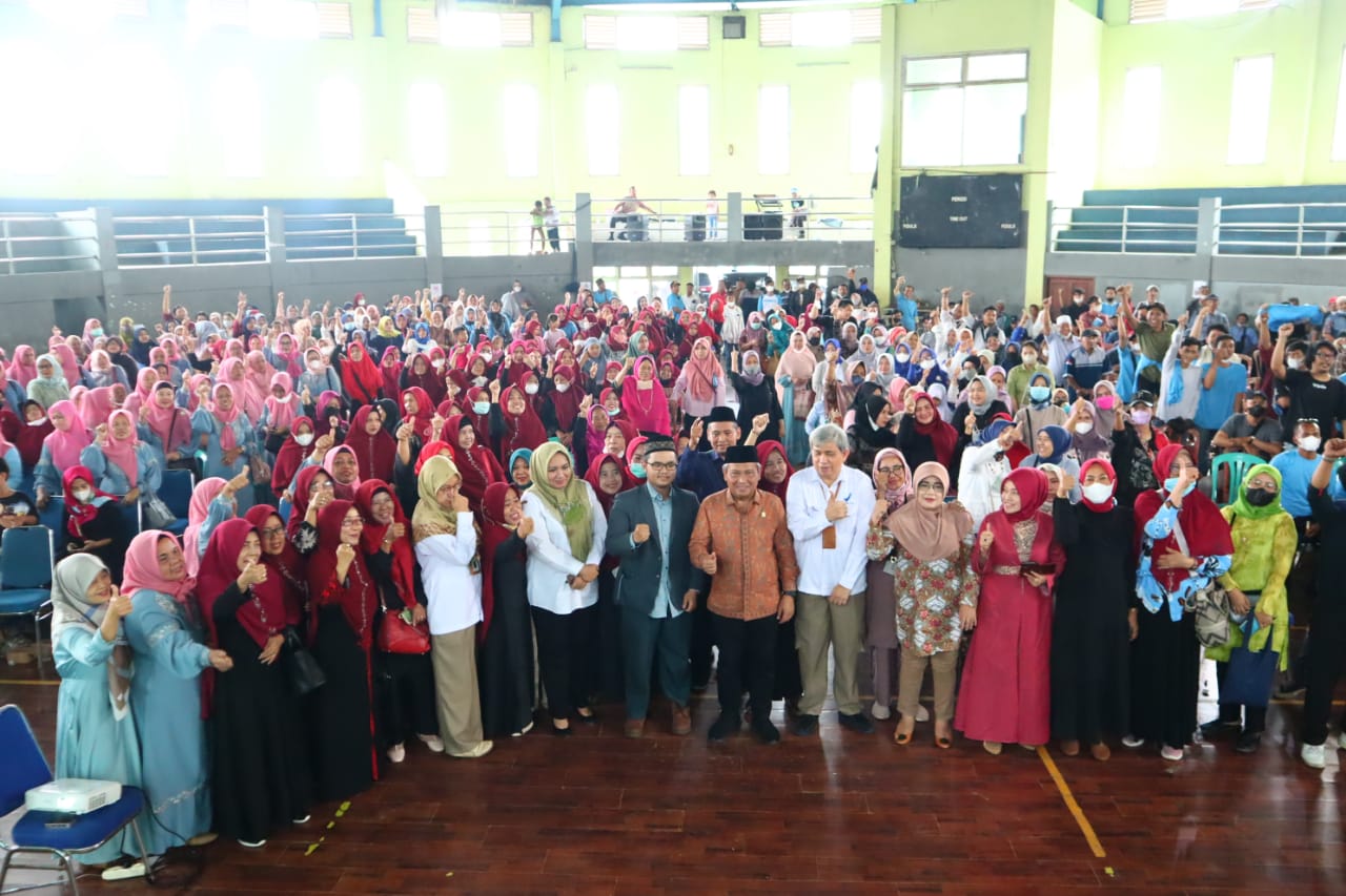 Dewan Muhammad Rizal saat foto bersama masyarakat.