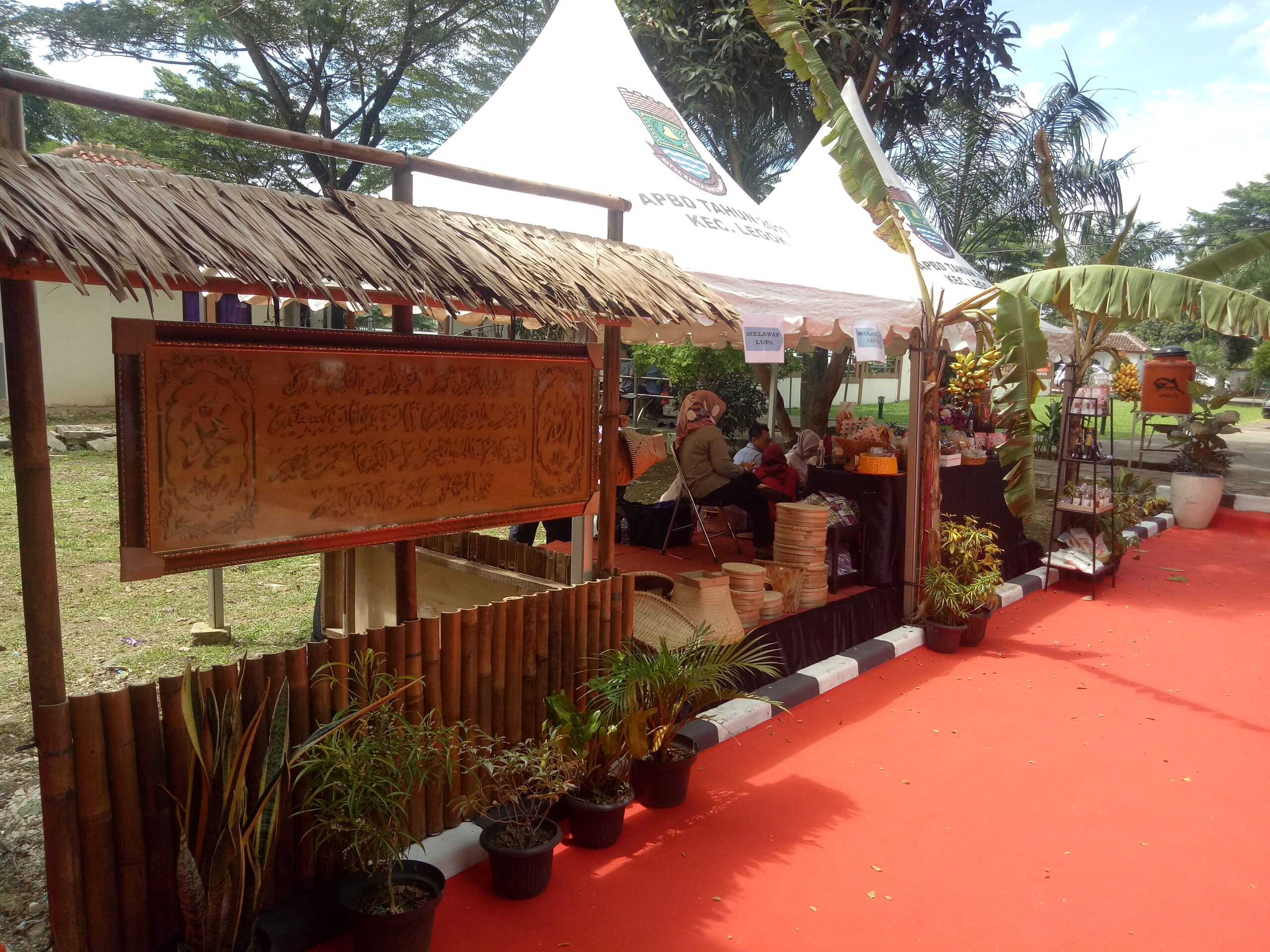 Stand UMKM dan kaligrafi dari bambu tulisan ayat-ayat Alquran.