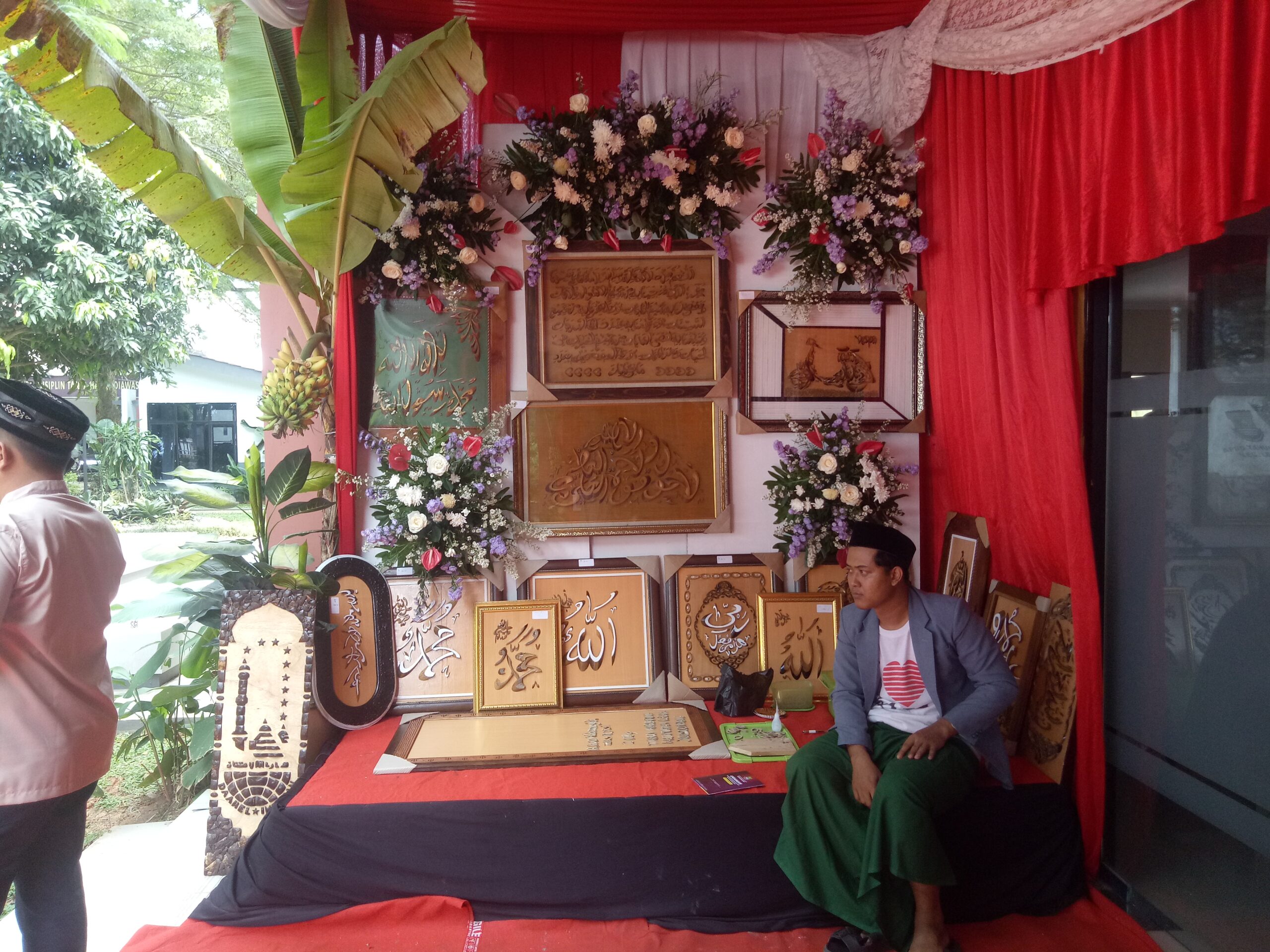 Stand kaligrafi dari bambu tulisan ayat-ayat Alquran.