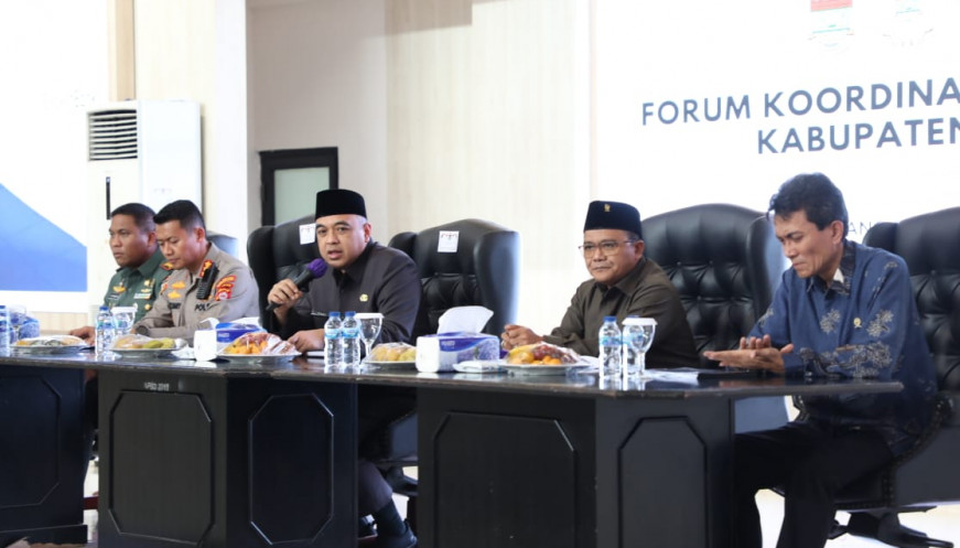 Bupati Tangerang Ahmed Zaki Iskandar saat memimpin rapat koordinasi (Rakor) Forkopimda dalam rangka persiapan jelang bulan suci Ramadhan di GSG Puspemkab Tangerang.