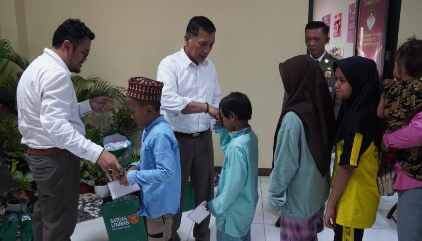 Satpol PP Kabupaten Tangerang Santuni Anak Yatim di HUT ke 73 dan ke 61 tahun Satlinmas