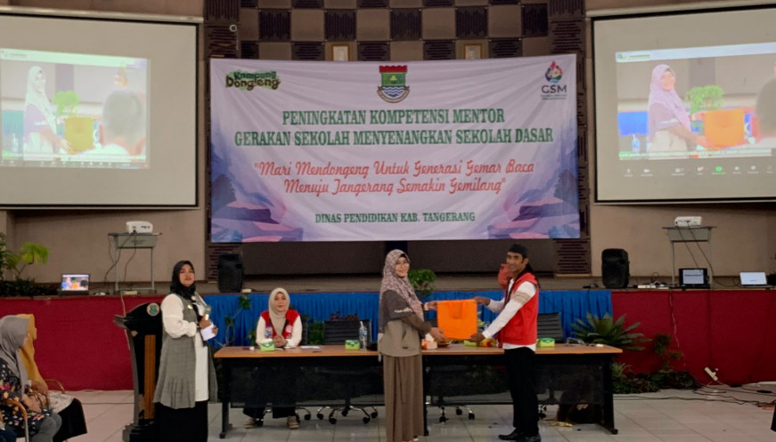 Dinas Pendidikan Kabupaten Tangerang memberikan pelatihan mendongeng kepada para guru SD.