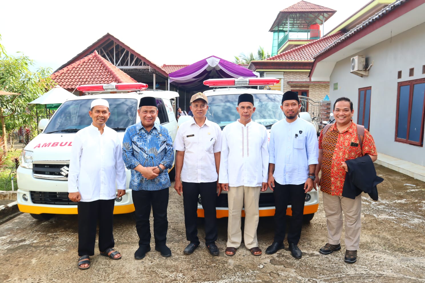 Dewan Muhammad Rizal saat foto bersama masyarakat.