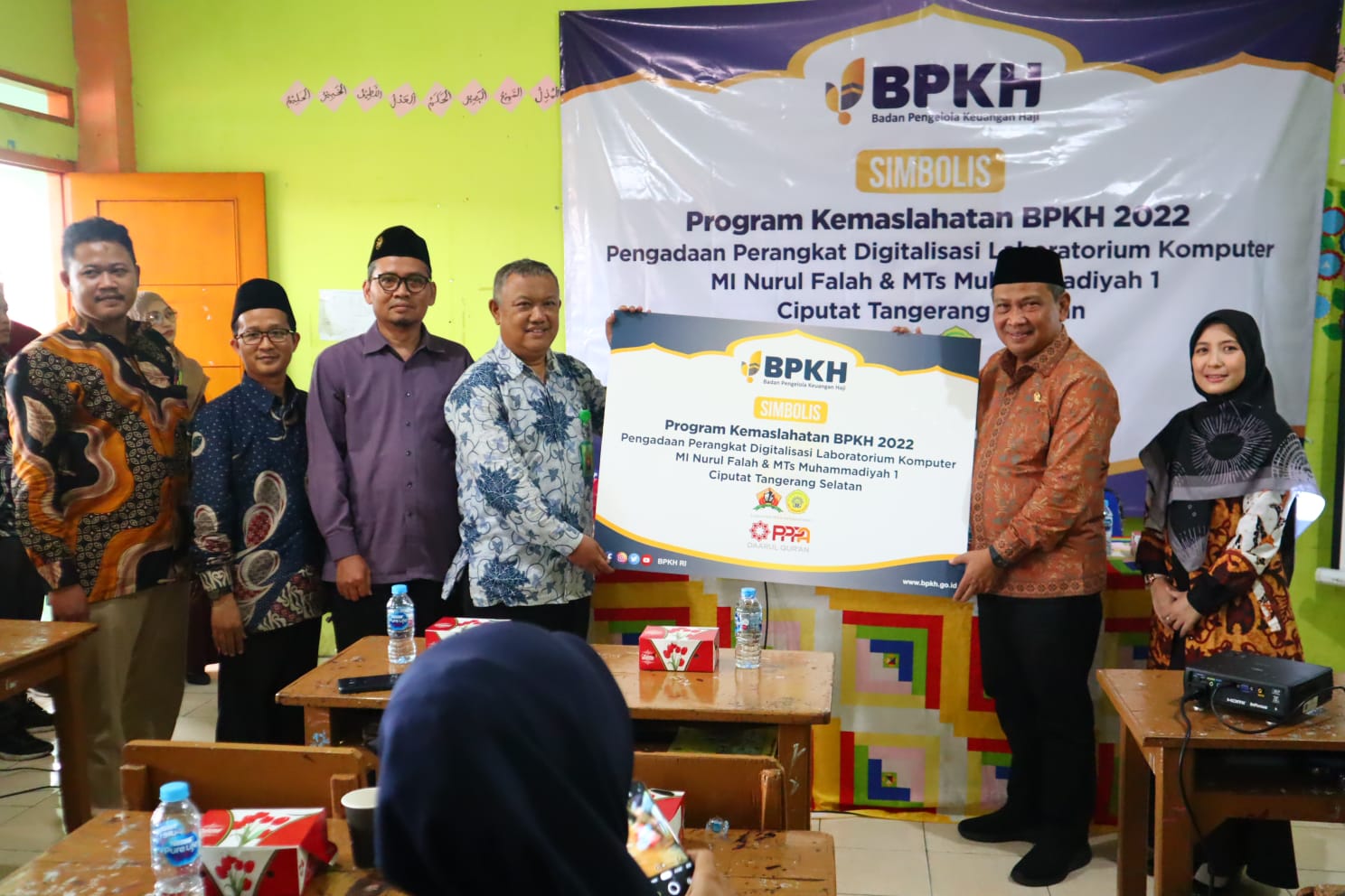 Dewan Muhammad Rizal Bersama BPKH RI Berikan Bantuan Lab Komputer ke Sekolah di Ciputat Tangsel