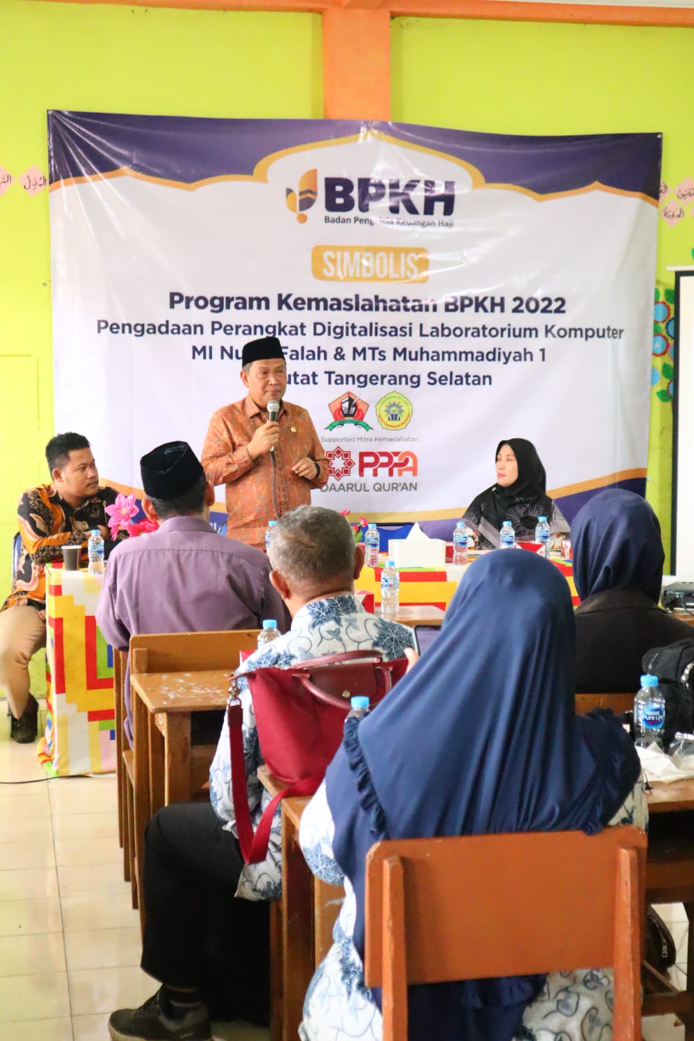 Dewan muhammad Rizal saat simbolis memberikan bantuan perangkat lab komputer program kemaslahatan BPKH RI.