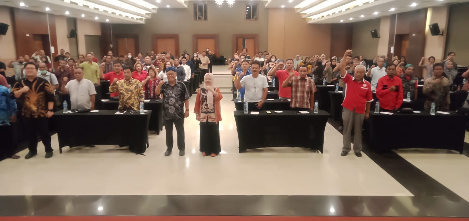 Ananta wahana saat foto bersama masyarakat peserta Sosialisasi Kebijakan Sarana Perdagangan Dan Logistik, Kementerian Perdagangan (Kemendag), di Hotel Horison GWR Serpong, Kota Tangerang, Banten.