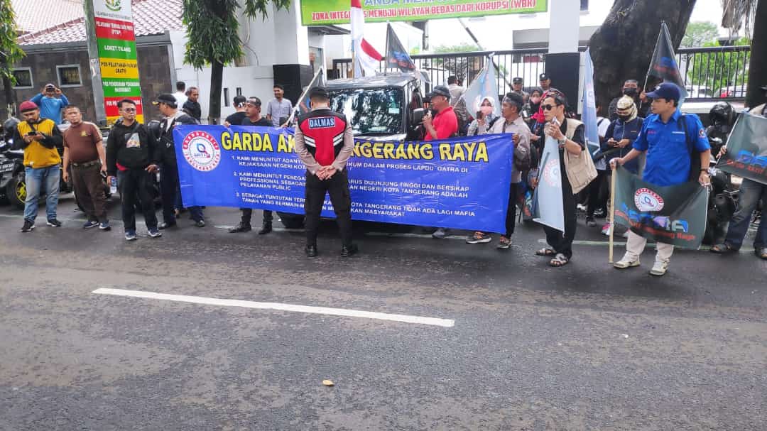 Gatra saat aksi di depan Kejaksaan kota Tangerang.