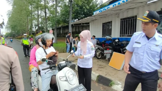 UPT Samsat Balaraja Gelar Operasi Pajak Kendaraan di Jalan Pemda Tigaraksa, Begini kata Ali Hanafiah