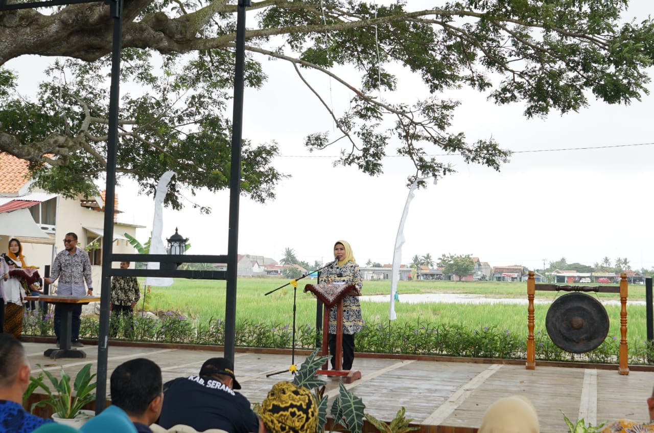 Bupati Serang Ratu Tatu Chasanah saat meresmikan objek wisata Bumi Tirtayasa di Desa Tirtayasa.