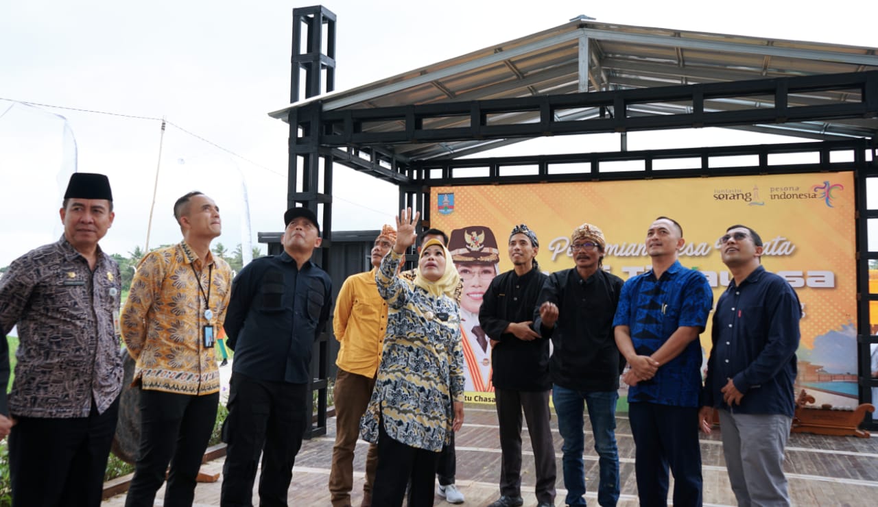 Bupati Serang Ratu Tatu Chasanah bersama jajarannya saat mengunjungi objek wisata Bumi Tirtayasa di Desa Tirtayasa.