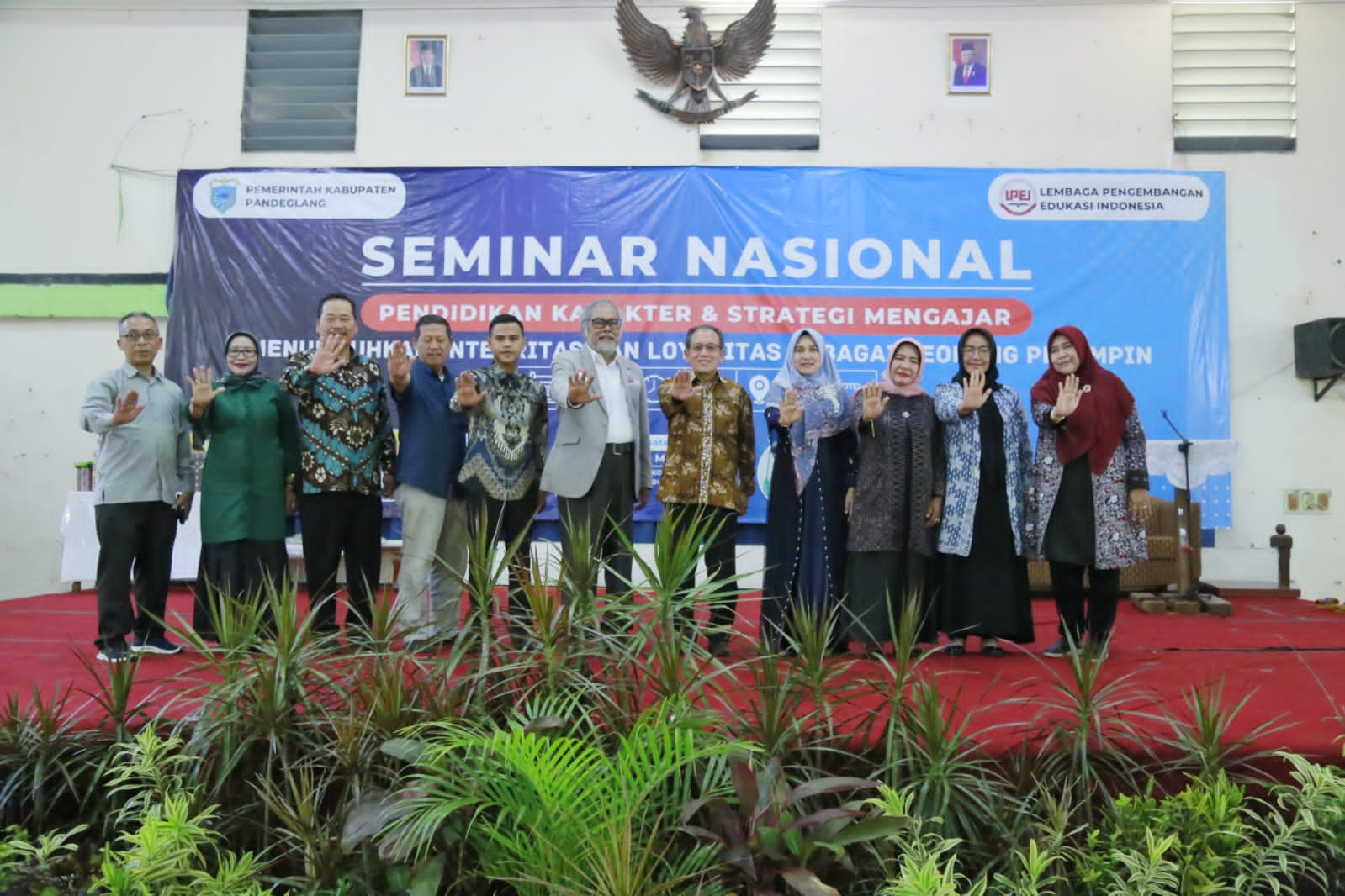 Kegiatan seminar Nasional Pendidikan Karakter dan Strategi Mengajar di Hotel Wira Carita.