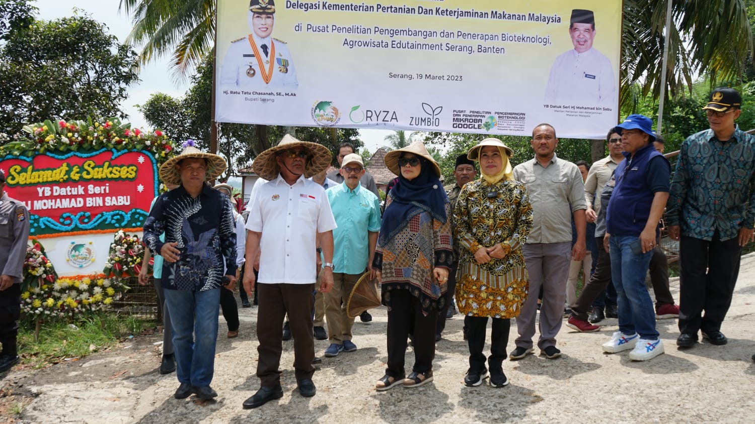 Bupati Tatu saat bersama rombongan Menteri Pertanian dan Keterjaminan Makanan Malaysia Datuk Sri Haji Mohamad bin Sabu.