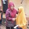 Bupati Pandeglang Irna Narulita saat bersama warga yang rumahnya rusak terdampak angin kencang.