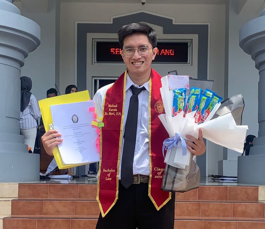 Michael kurnia De Mori Nabut Dapat Predikat Cum Laude Dengan Gelar SH di Universitas Undip Semarang