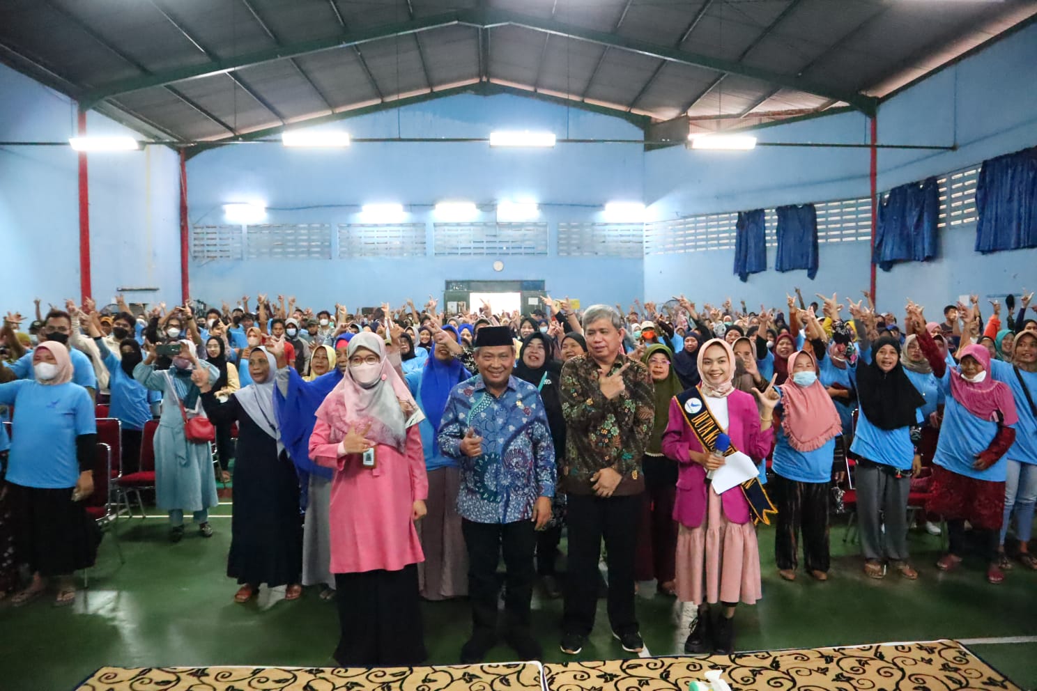 Dewan Muhammad Rizal saat foto bersama masyarakat.