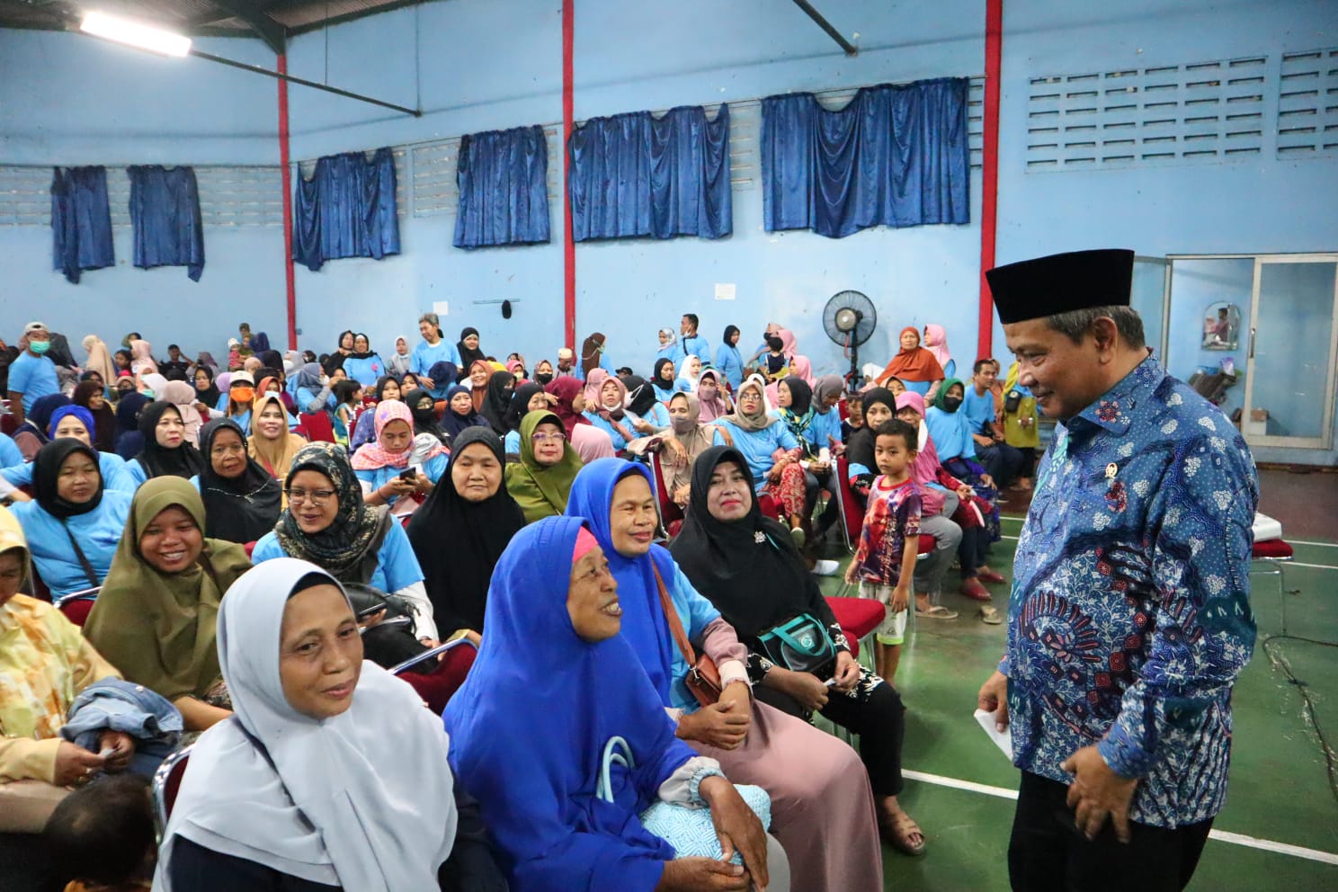 Dewan Muhammad Rizal saat bersama ibu-ibu.