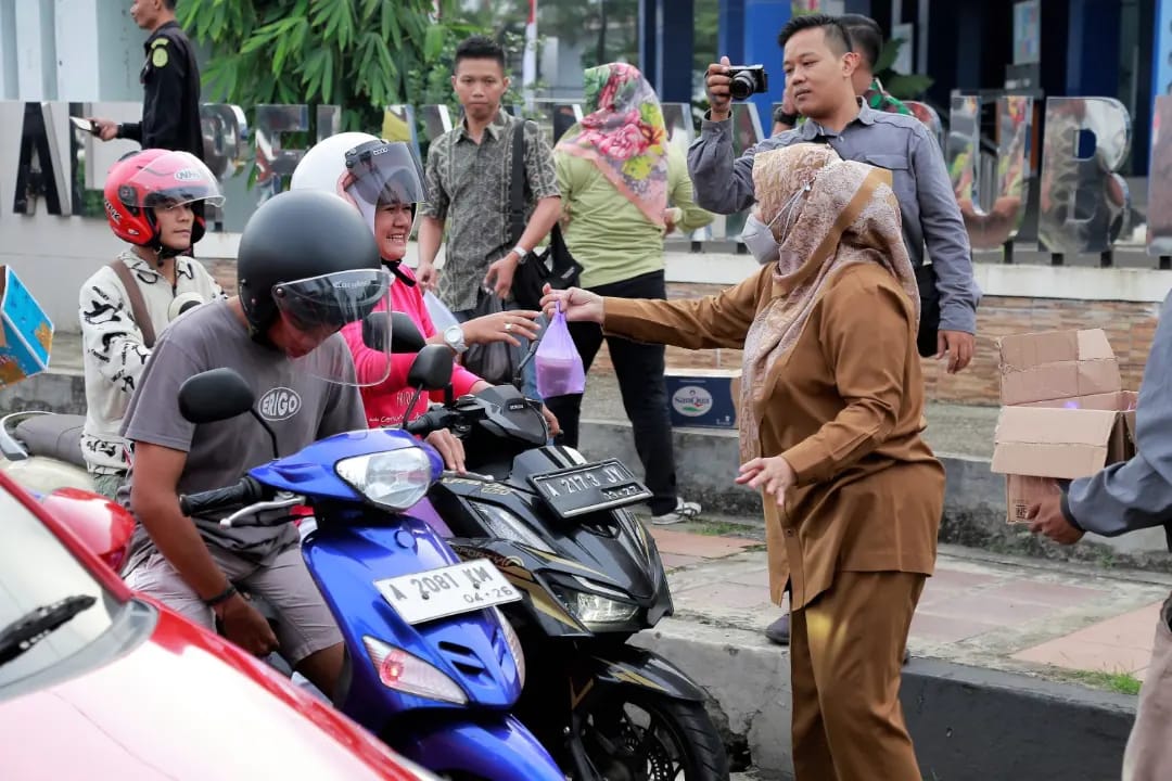 Bupati Irna Narulita saat memberikan makanan takjil kepada warga.