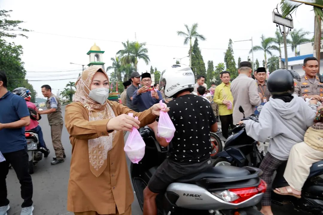 Bupati Irna Narulita saat memberikan makanan takjil kepada warga.