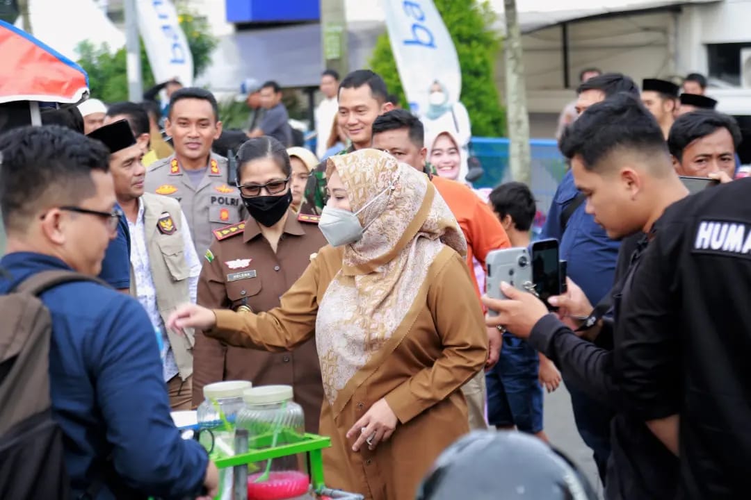 Bupati Irna Narulita saat memberikan makanan takjil kepada warga.