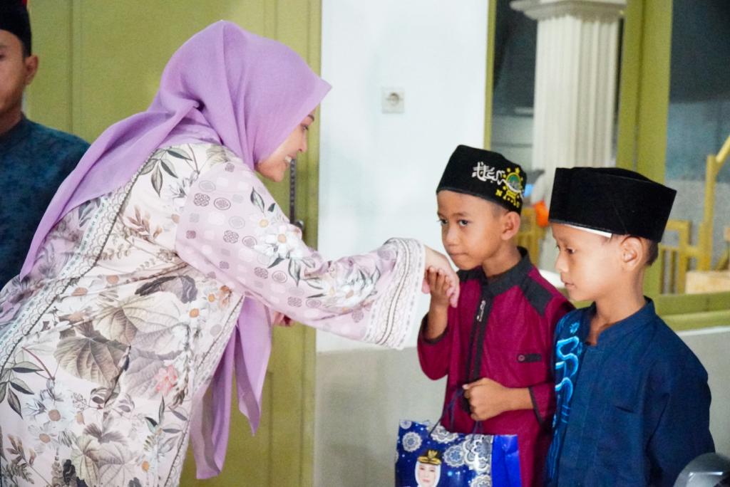 Bupati Pandeglang Irna Narulita saat bersama anak yatim.