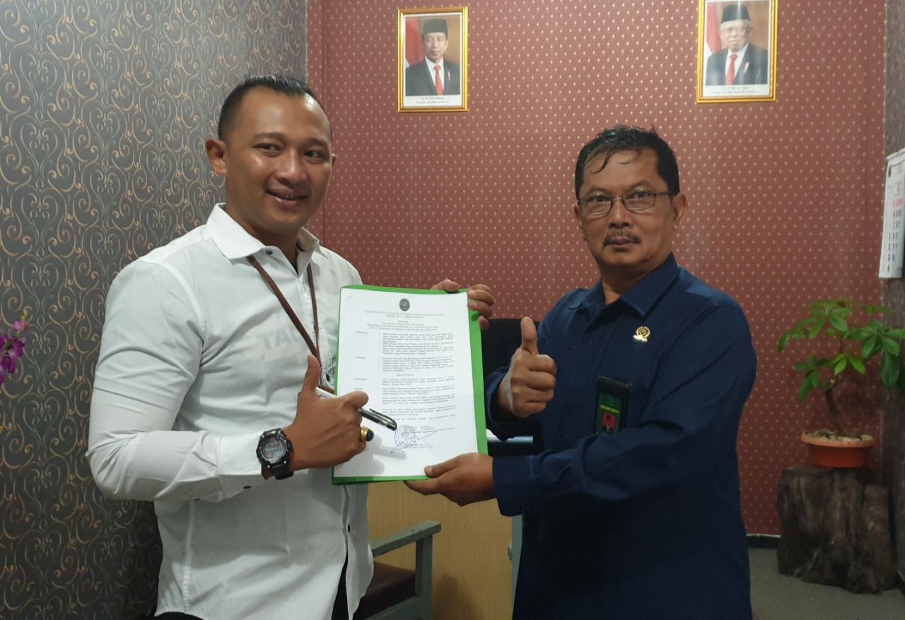 Syamsul Jahidin bersama dengan Drs. Dadang Sudrajat Panmud Hukum.