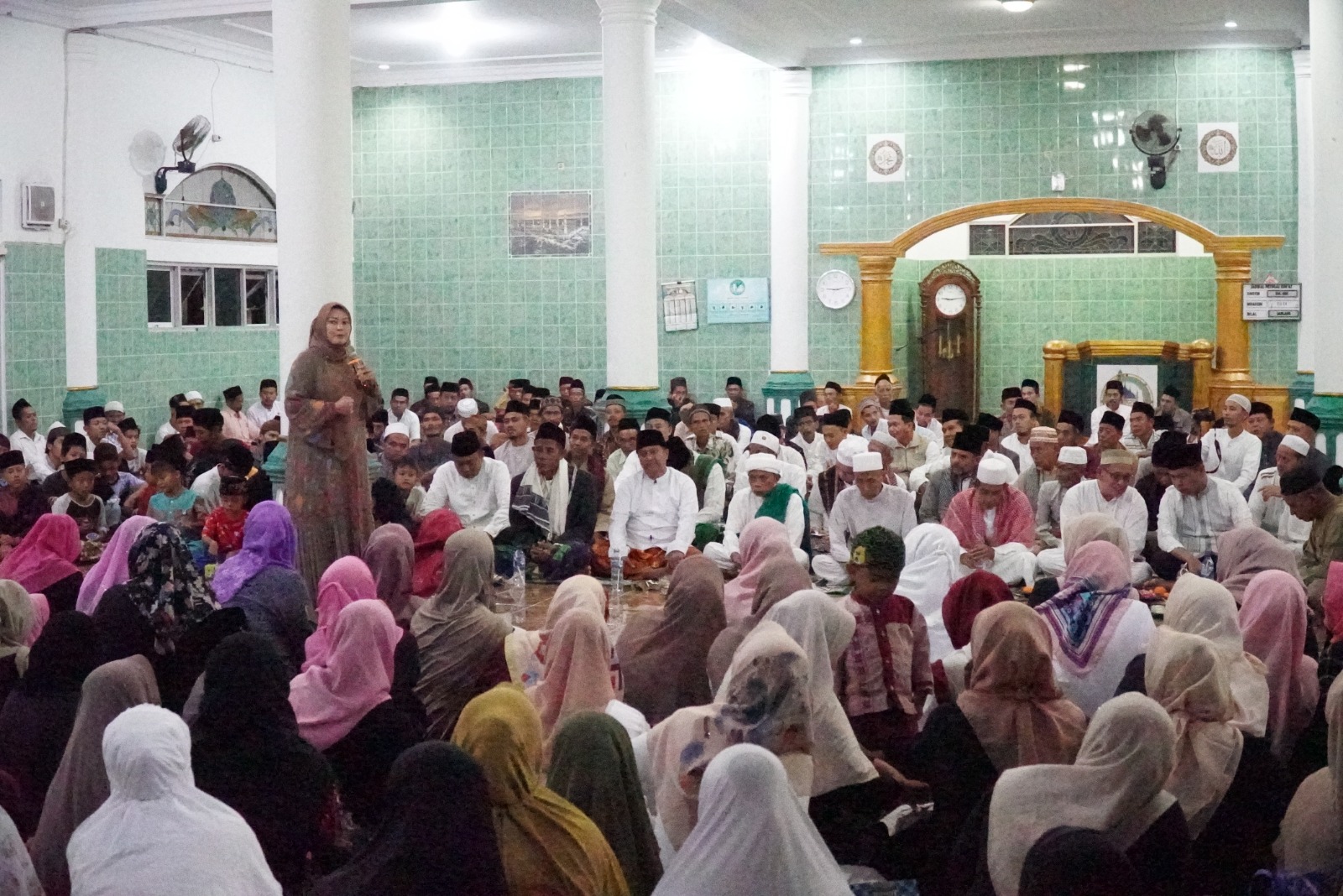 Bupati Irna saat menyampaikan sambutannya dihadapan jamaah tarawih di Masjid Al Aziz Kampung Cadasari Desa Ciinjuk Kecamatan Cadasari.