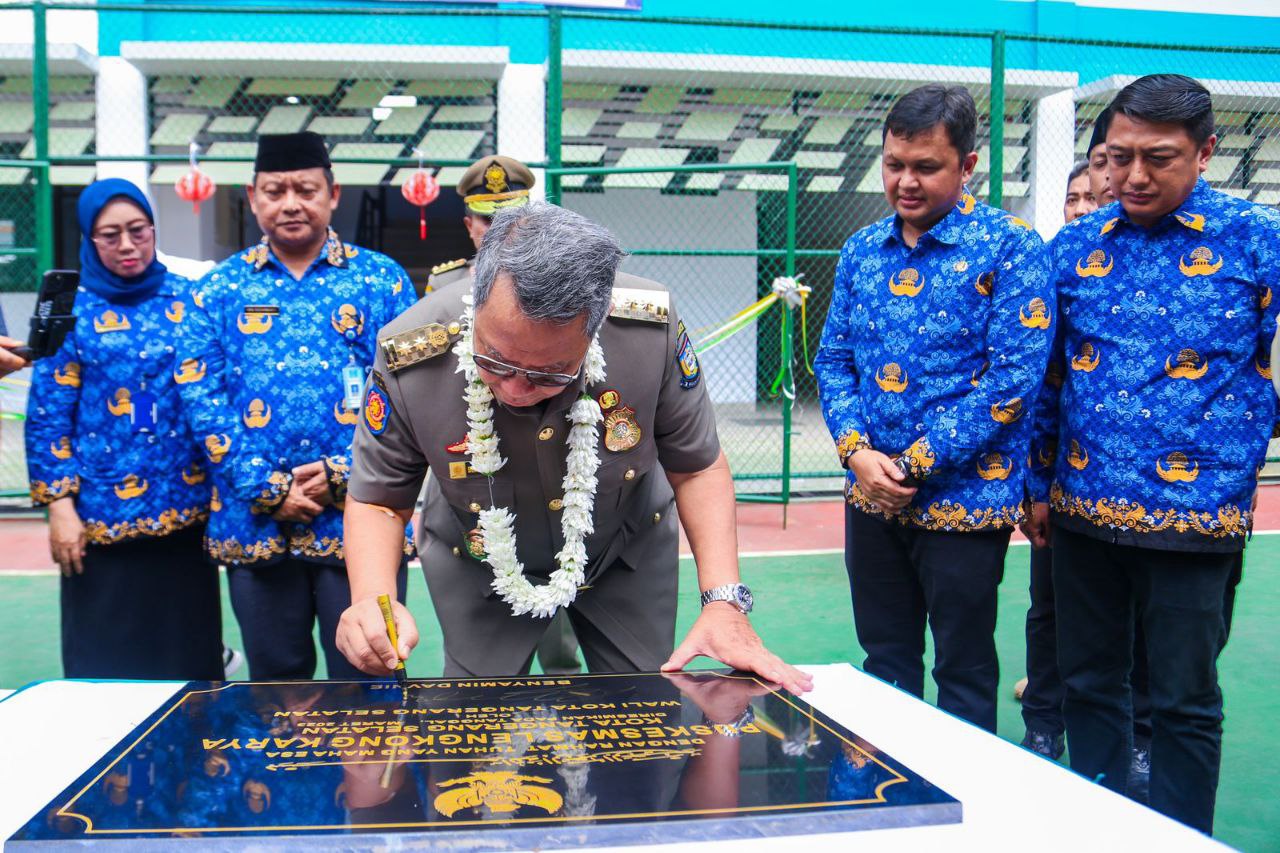 Wali Kota Benyamin Davnie saat meresmikan pembangunan gedung sekolah SDN Paku Alam 1.