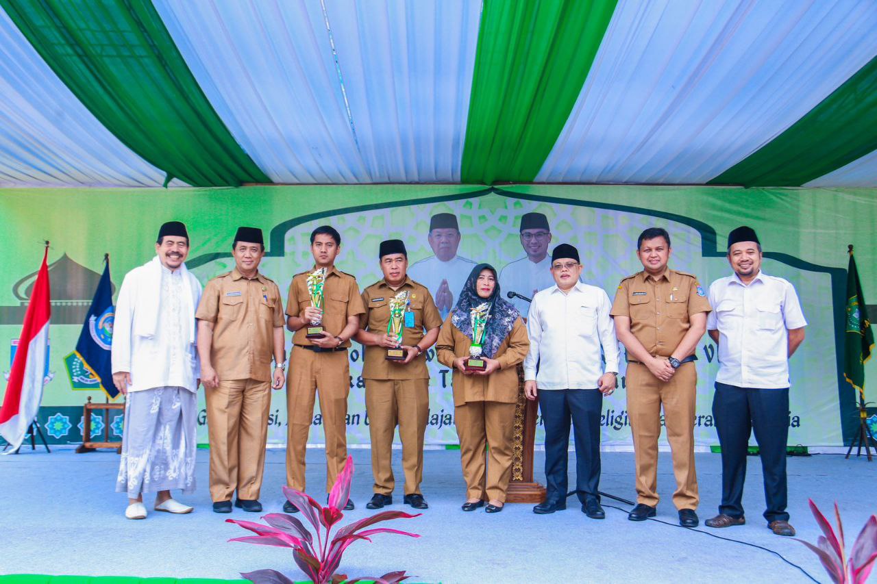 Pemenang Juara Musabaqoh Tilawatil Quran (MTQ) ke-VII Tingkat Pelajar Kota Tangerang Selatan.