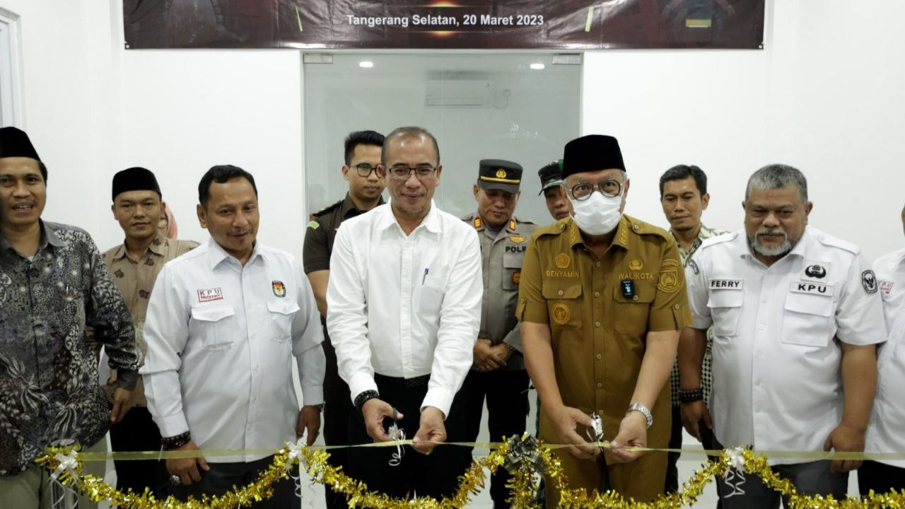 Benyamin Bareng ketua KPU RI Hasyim Asy'ari Resmikan Gudang Logistik KPU Tangsel