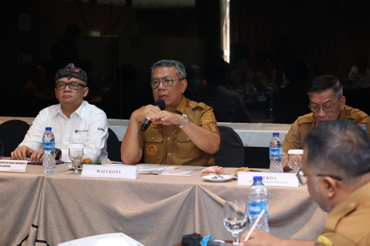 Wali Kota Tangerang Selatan Benyamin Davnie saat memimpin Rapat Koordinasi Tim Pengendali Inflasi Daerah (TPID) Kota Tangerang Selatan.