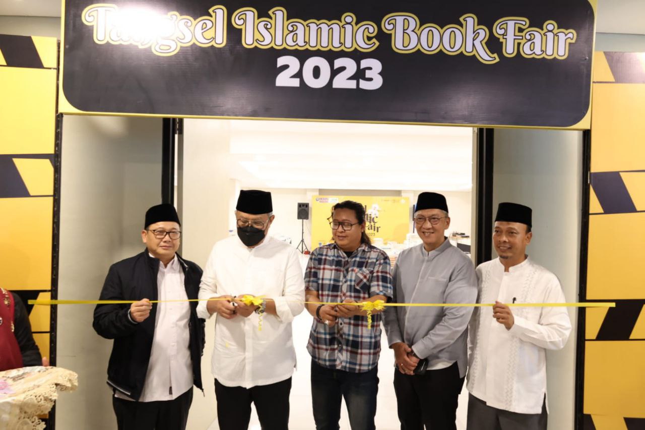 Benyamin saat menggunting pita simbol peresmian Tangsel Islamic Book Fair 2023.