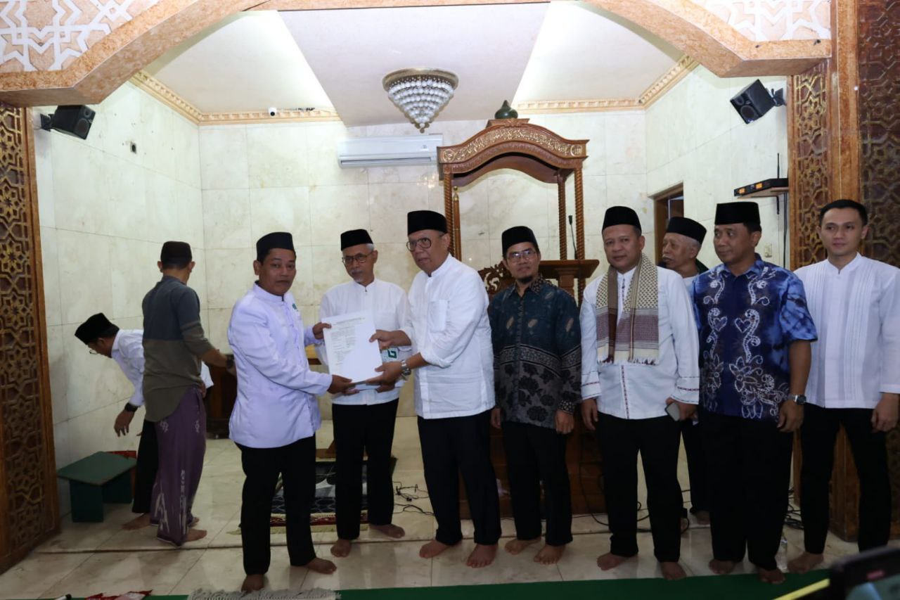 Wali Kota Benyamin Davnie saat bersama jamaah Masjid Al Muhajirin.