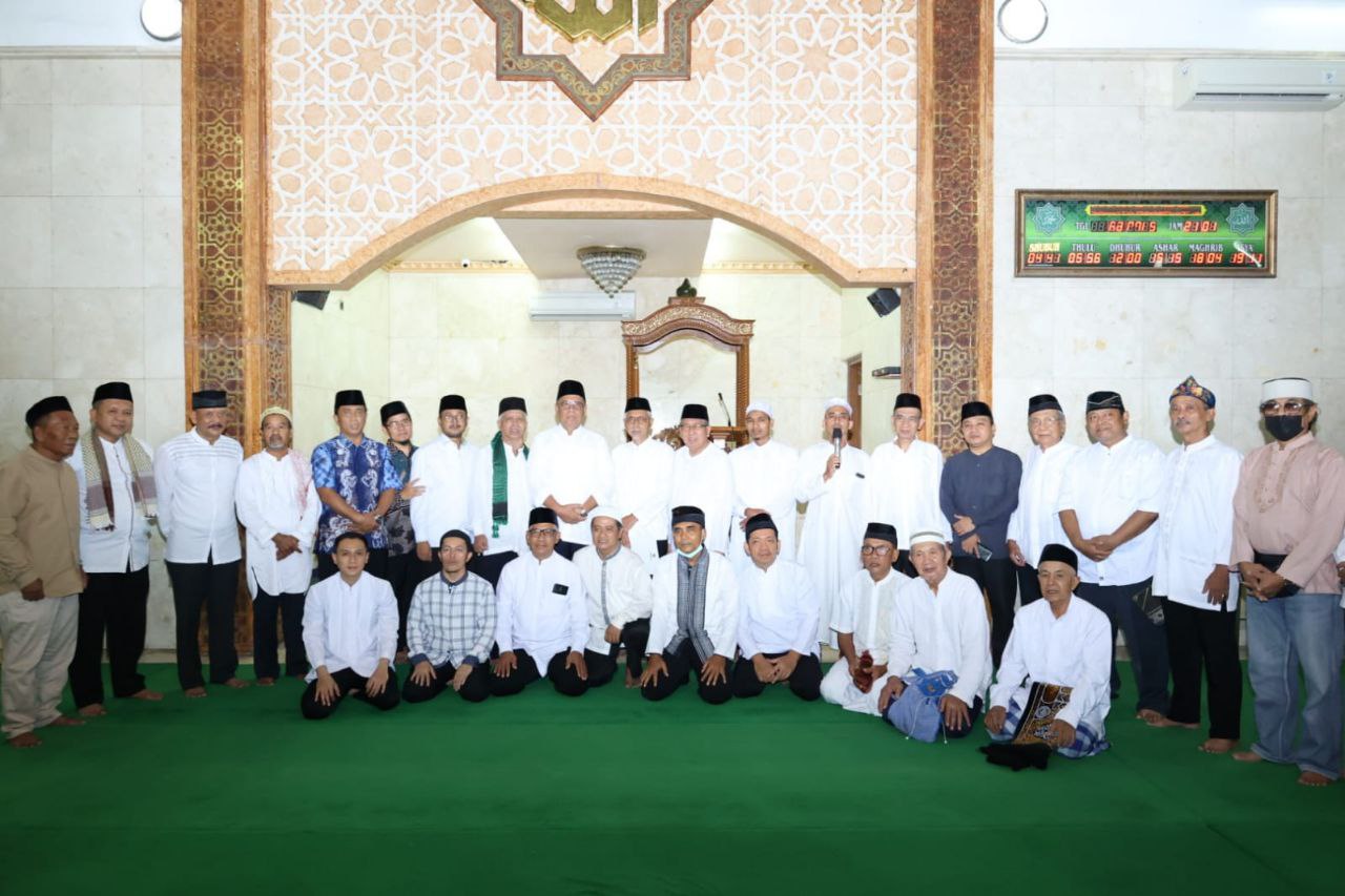 Wali Kota Benyamin Davnie saat bersama jamaah Masjid Al Muhajirin.